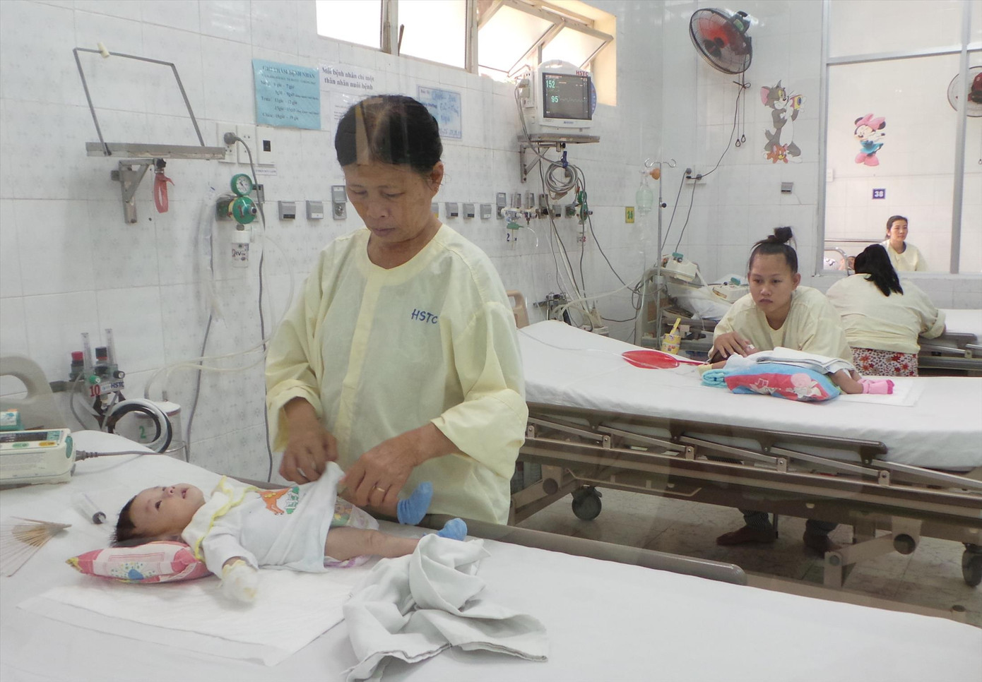 Phụ nữ mang thai, trẻ nhỏ cần được tiêm vắc-xin phòng bệnh ho gà. Ảnh: Vân Sơn