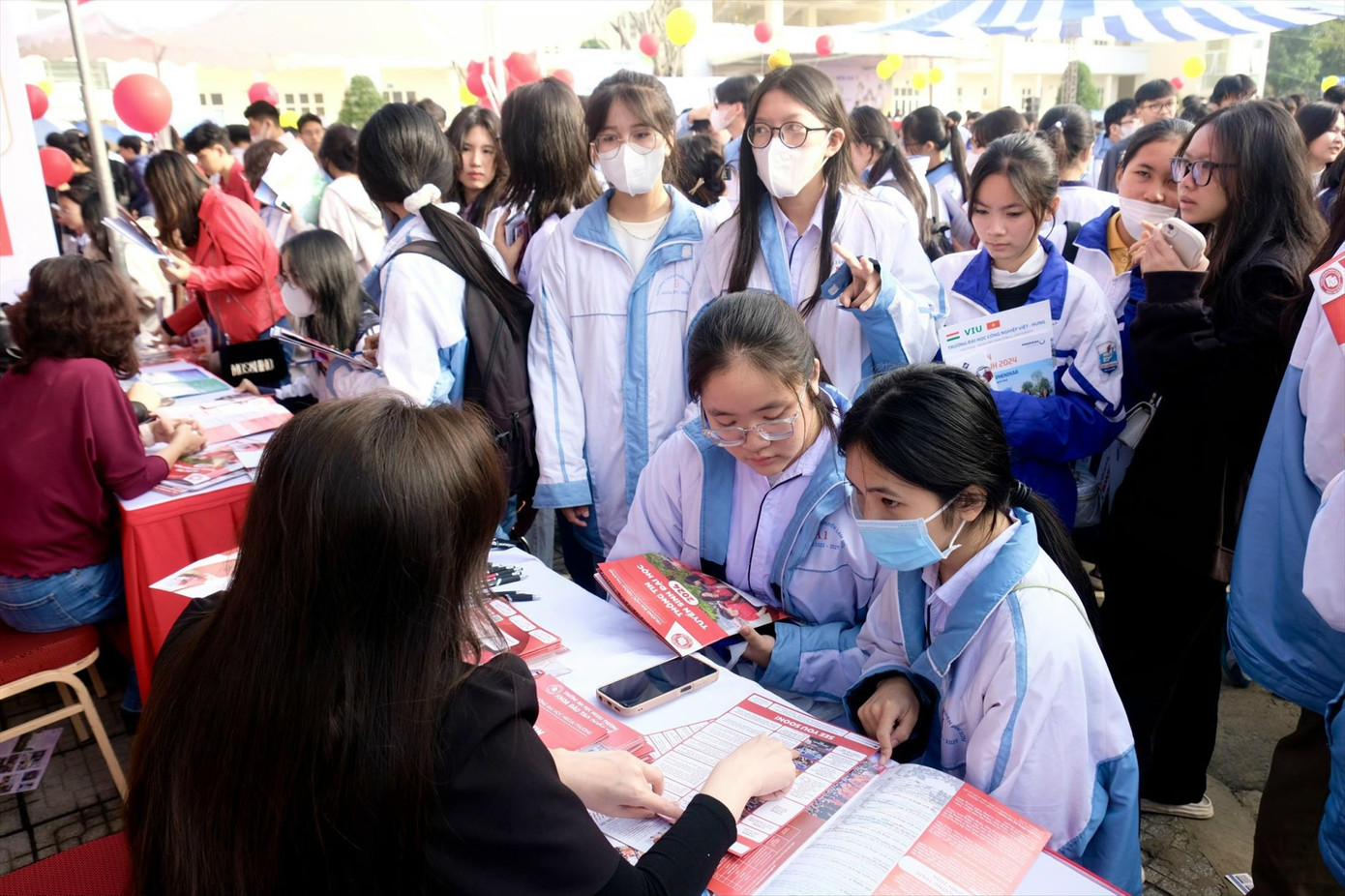 Thí sinh bắt đầu tìm hiểu thông tin tuyển sinh năm 2024. Ảnh: Diệp An Thí sinh bắt đầu tìm hiểu thông tin tuyển sinh năm 2024. Ảnh: Diệp An