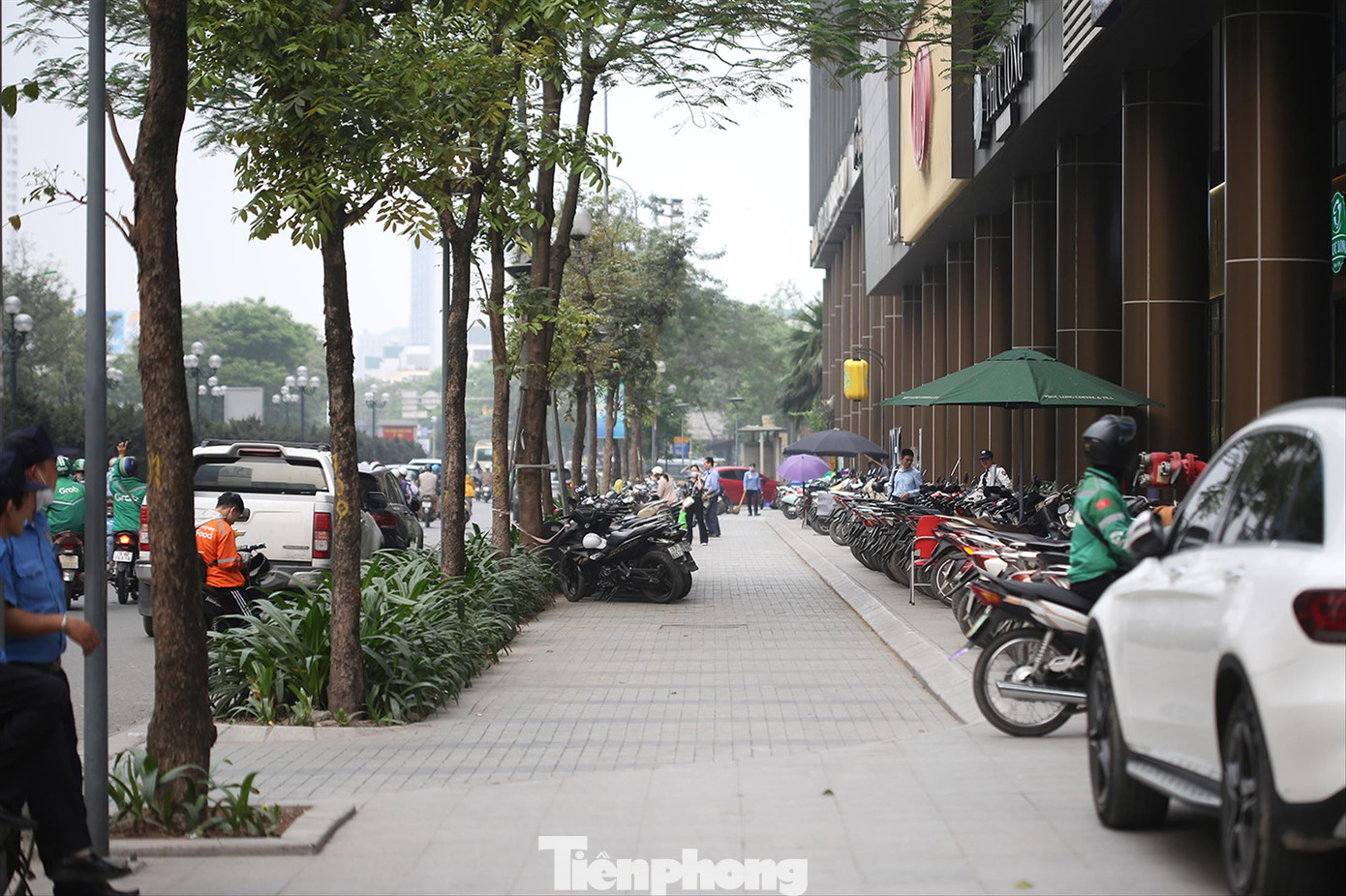 Một đoạn vỉa hè đường Lê Văn Lương (Thanh Xuân, Hà Nội) bị khoét làm đường dẫn hướng riêng cho ô tô tiếp cận chân các toà nhà. Ảnh: Trường Phong