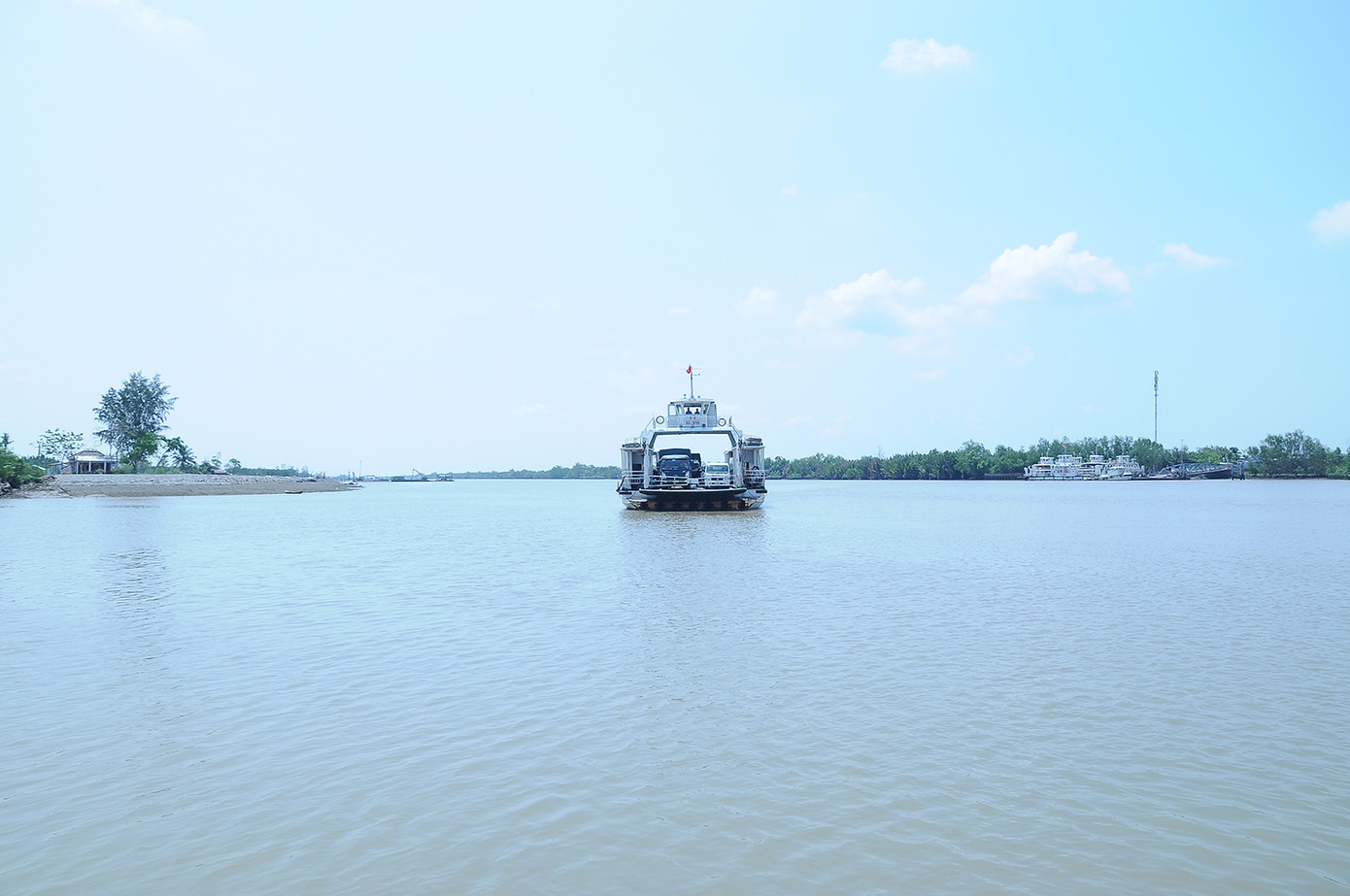 Phà qua kênh Quan Chánh Bố. Ảnh: Cảnh Kỳ Phà qua kênh Quan Chánh Bố. Ảnh: Cảnh Kỳ