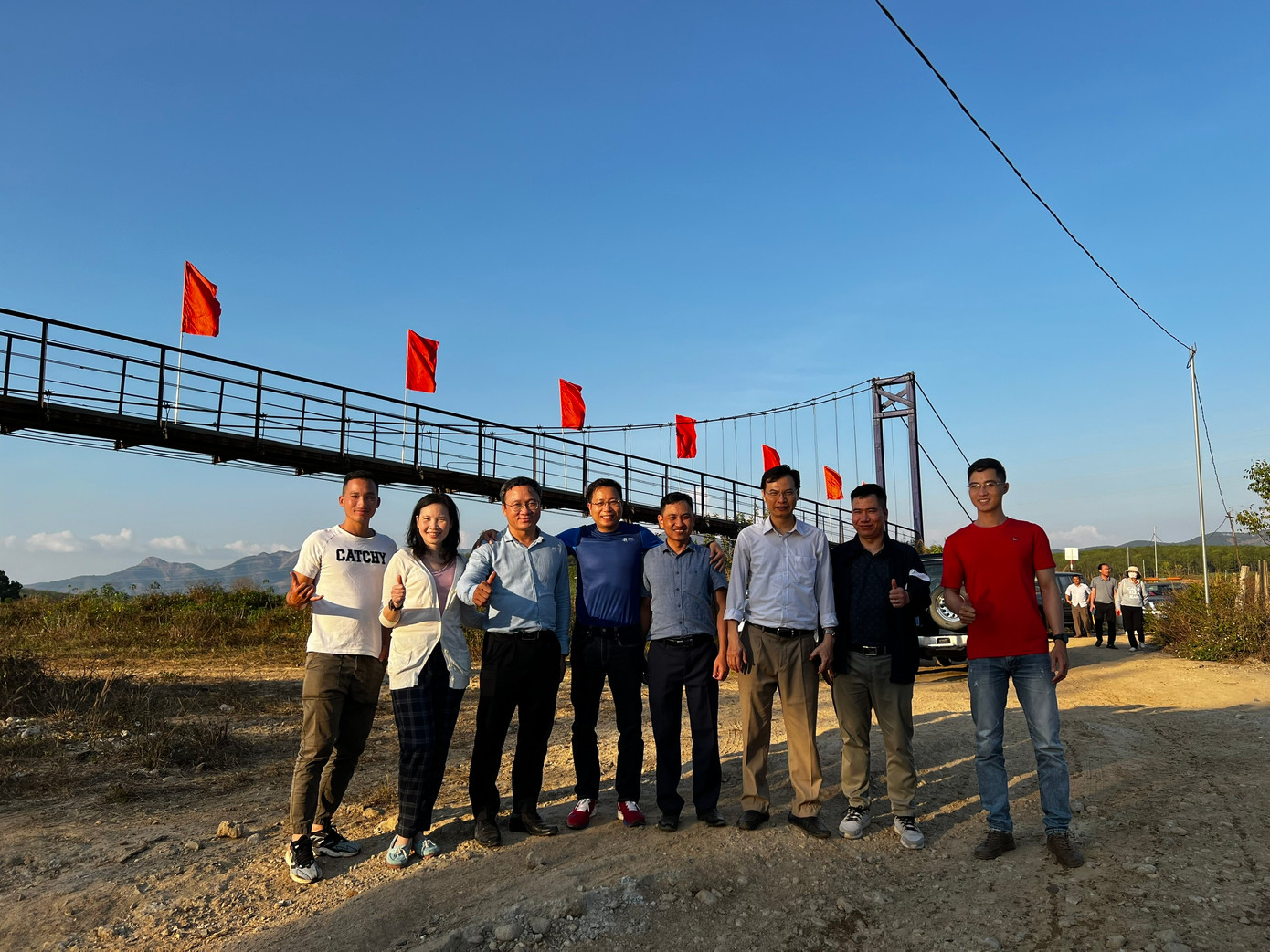 Tiến sỹ Khuất Việt Hùng (thứ 3 từ trái sang) trước khi lên đỉnh Charlie thắp hương