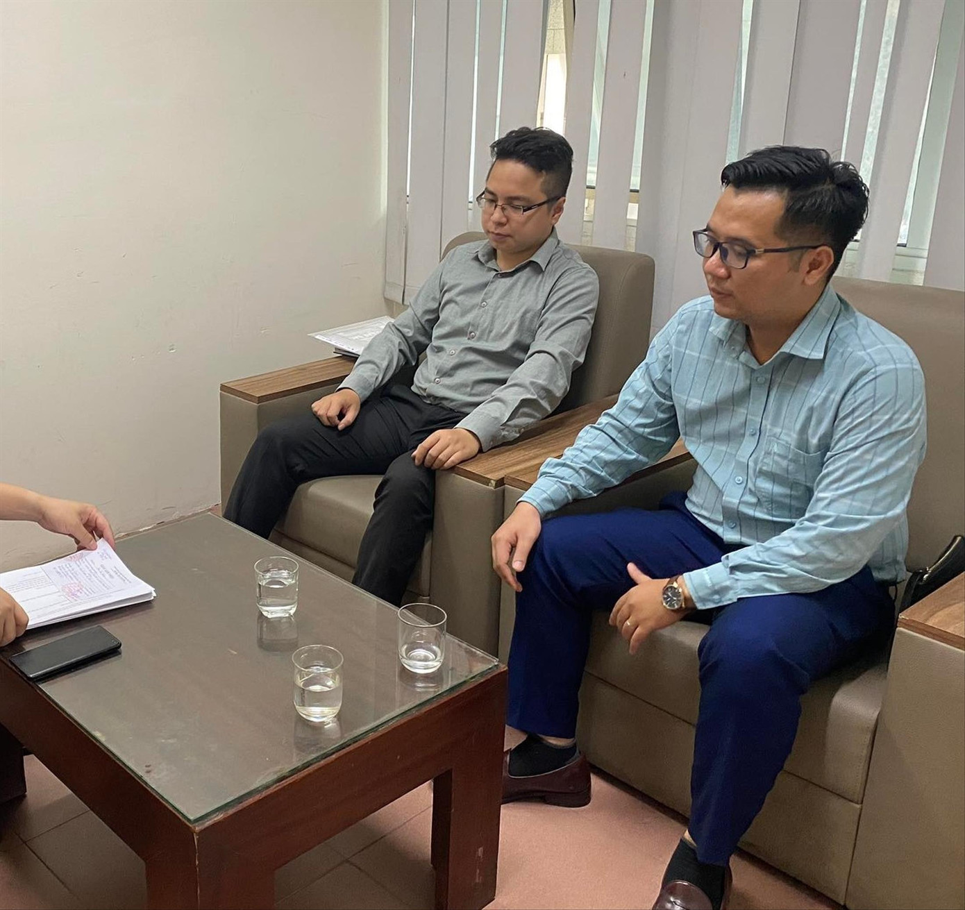 Ðại diện Công ty Luật Hiệp Thành đến báo Tiền Phong cung cấp tài liệu