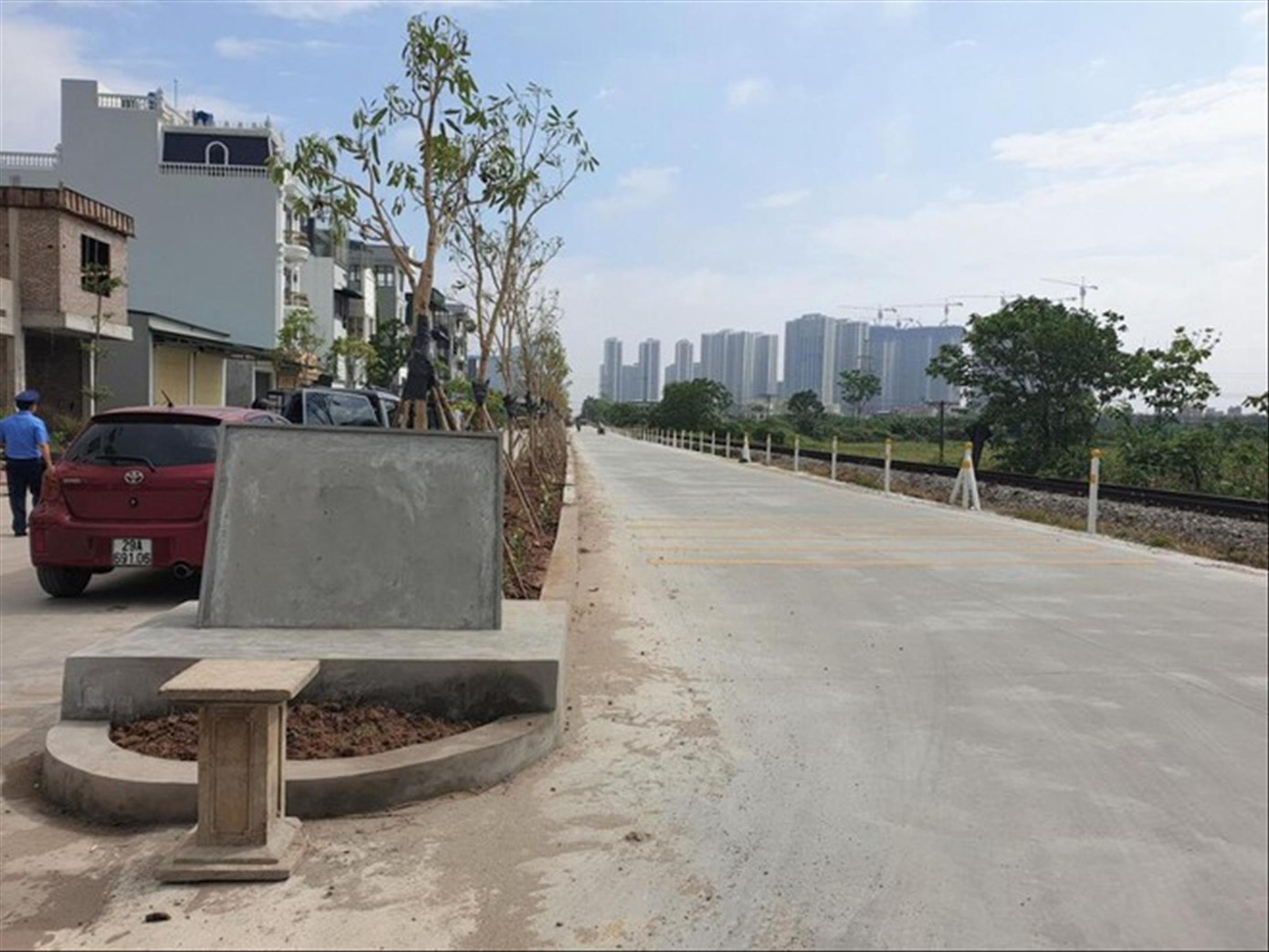 Người dân tự ý thi công xây dựng đường bê tông trong phạm vi bảo vệ công trình đường sắt