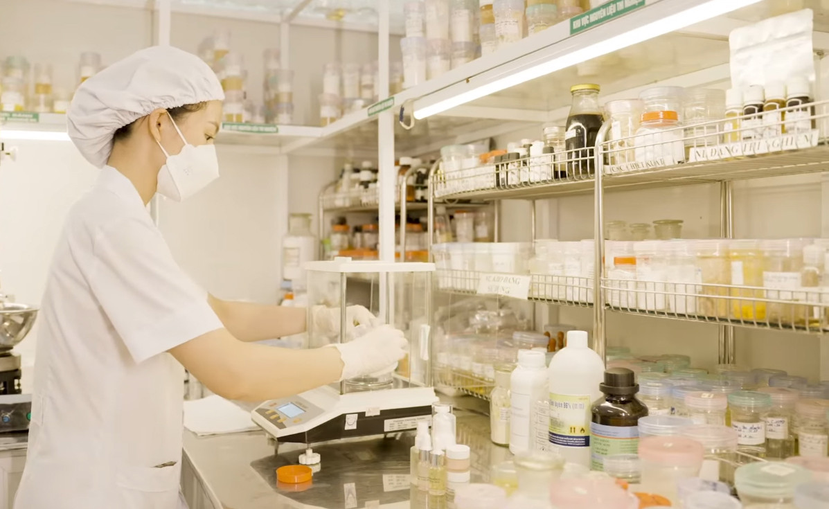 Hình ảnh khu gia công mỹ phẩm do các đơn vị quảng bá. (Ảnh cắt từ video)