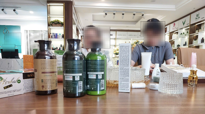 Nhân viên Cty Nam Dược H.L (Hoài Đức, Hà Nội) giới thiệu sản phẩm gia công. Ảnh: N.L