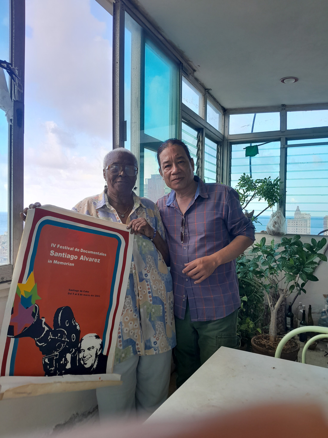 Bà Lazara tặng tấm Poster có hình Santiago Álvarez cho tác giả bài viết