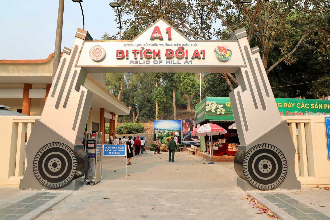 Cổng vào khu di tích đồi A1 Cổng vào khu di tích đồi A1