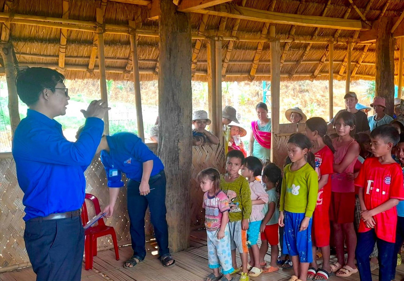 A Trung, Bí thư Huyện Đoàn Tu Mơ Rông, hướng dẫn các em nhỏ chọn sách phù hợp với lứa tuổi A Trung, Bí thư Huyện Đoàn Tu Mơ Rông, hướng dẫn các em nhỏ chọn sách phù hợp với lứa tuổi