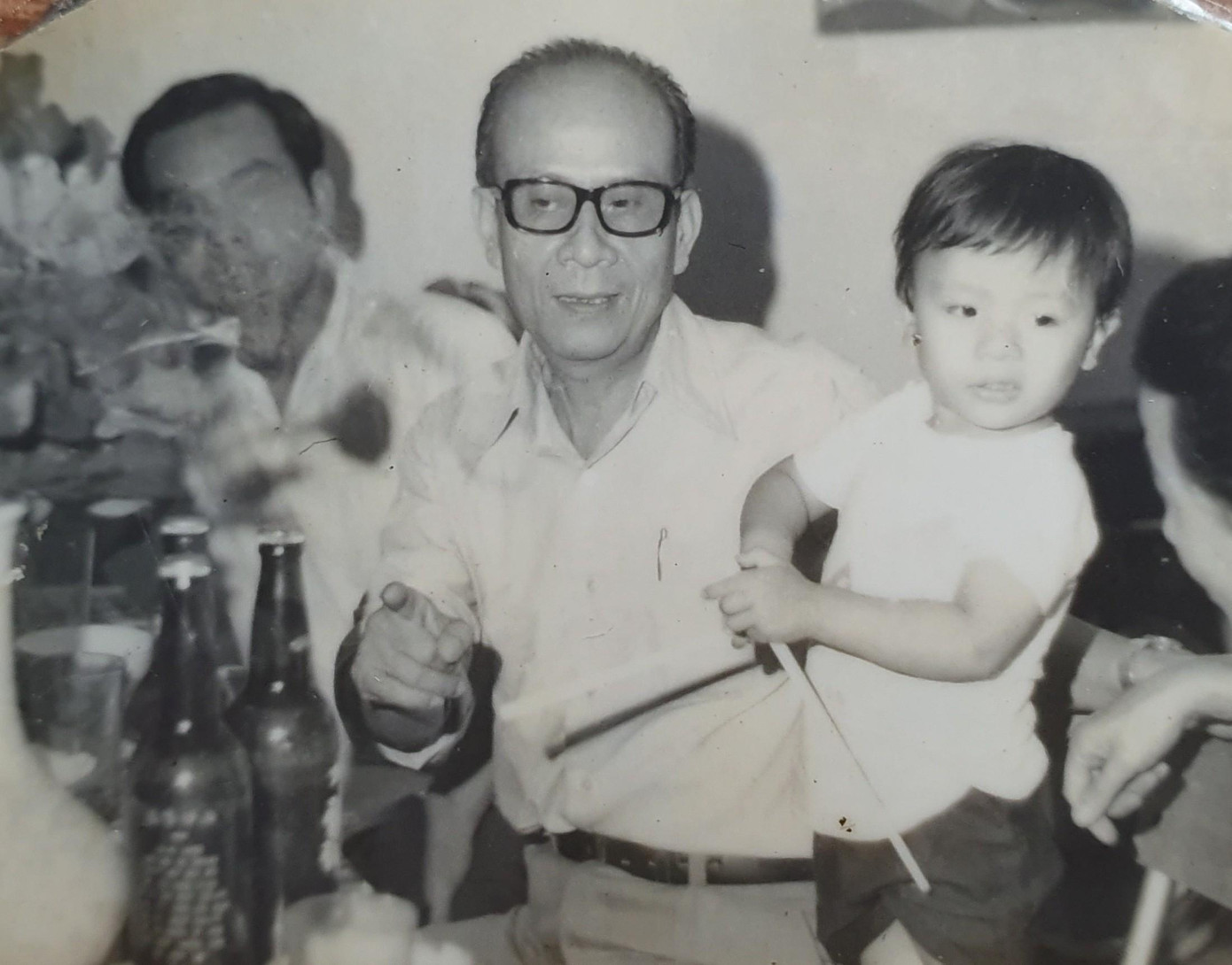 GS. Vũ Khiêu và cháu đích tôn (hồi nhỏ) Ðặng Vũ Cảnh Linh. Ảnh: NVCC