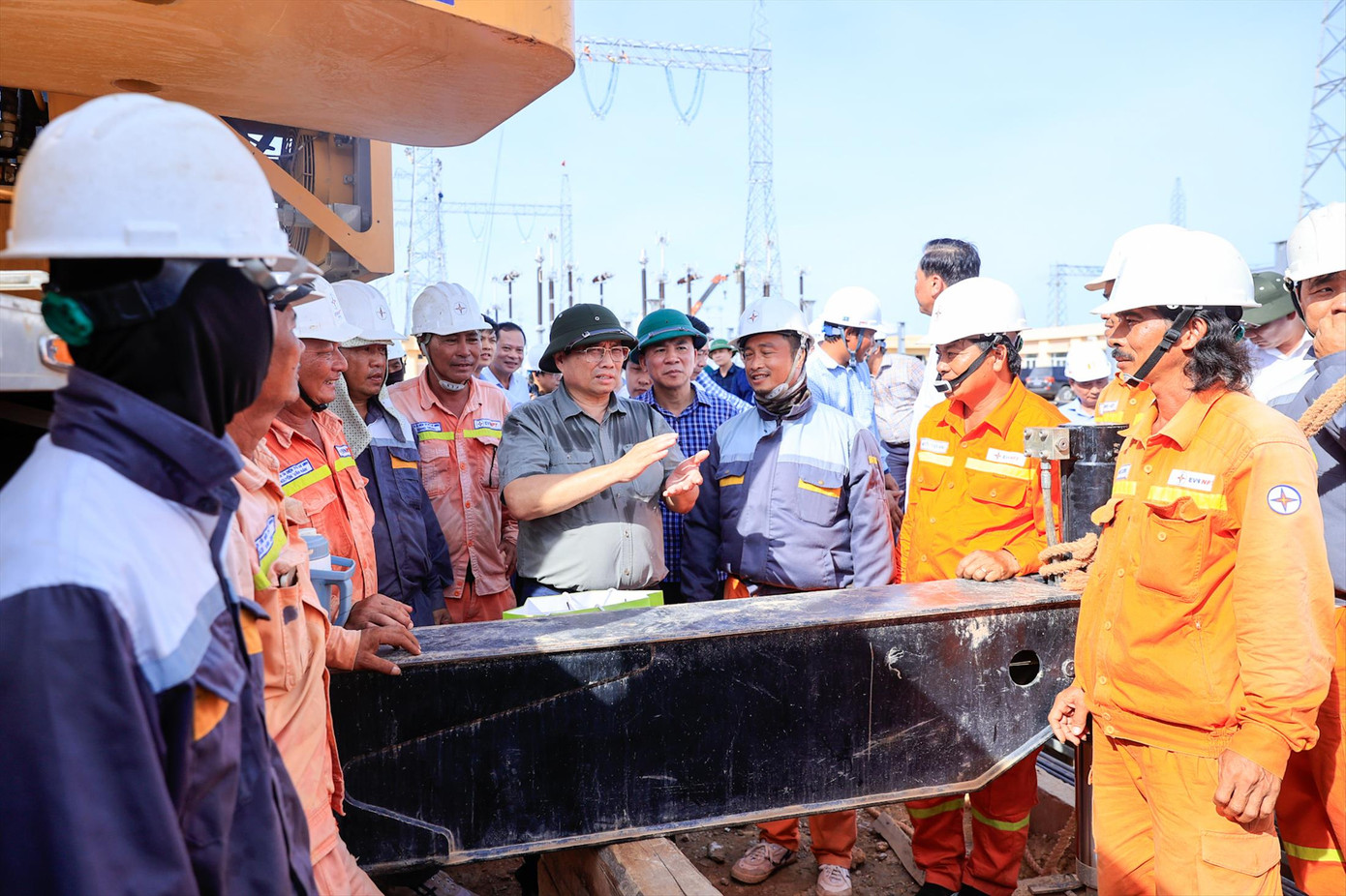Thủ tướng Phạm Minh Chính thăm và động viên lực lượng thi công đường dây 500kV mạch 3. Ảnh: Nhật Bắc.