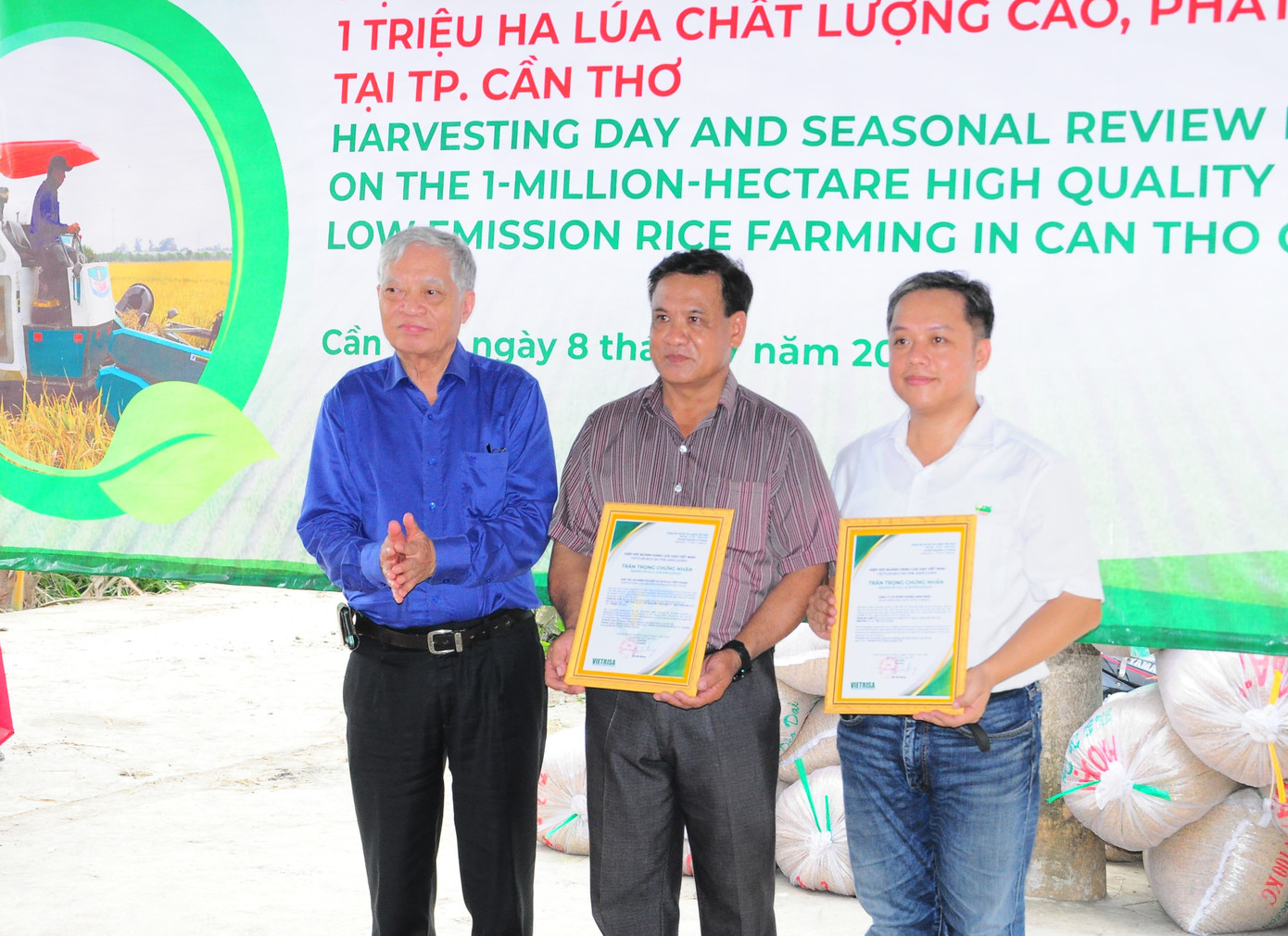 Chủ tịch Hiệp hội Ngành hàng lúa gạo Việt Nam Bùi Bá Bổng trao chứng nhận liên kết giữa DN với HTX tham gia đề án Chủ tịch Hiệp hội Ngành hàng lúa gạo Việt Nam Bùi Bá Bổng trao chứng nhận liên kết giữa DN với HTX tham gia đề án