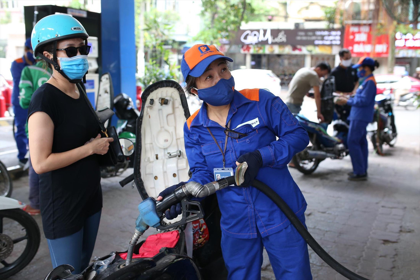 Giảm thêm thuế và đảm bảo dự trữ xăng dầu đúng quy định sẽ giúp bình ổn giá xăng dầu trong nước. Ảnh: Như Ý