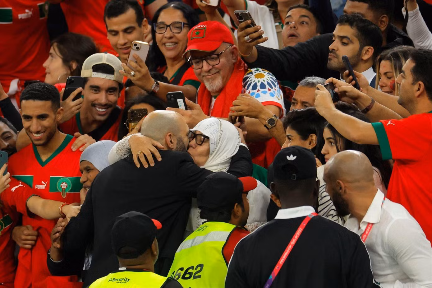 HLV Walid Regragui nhận nụ hôn từ mẹ trên khán đài. Ảnh: Getty Images HLV Walid Regragui nhận nụ hôn từ mẹ trên khán đài. Ảnh: Getty Images