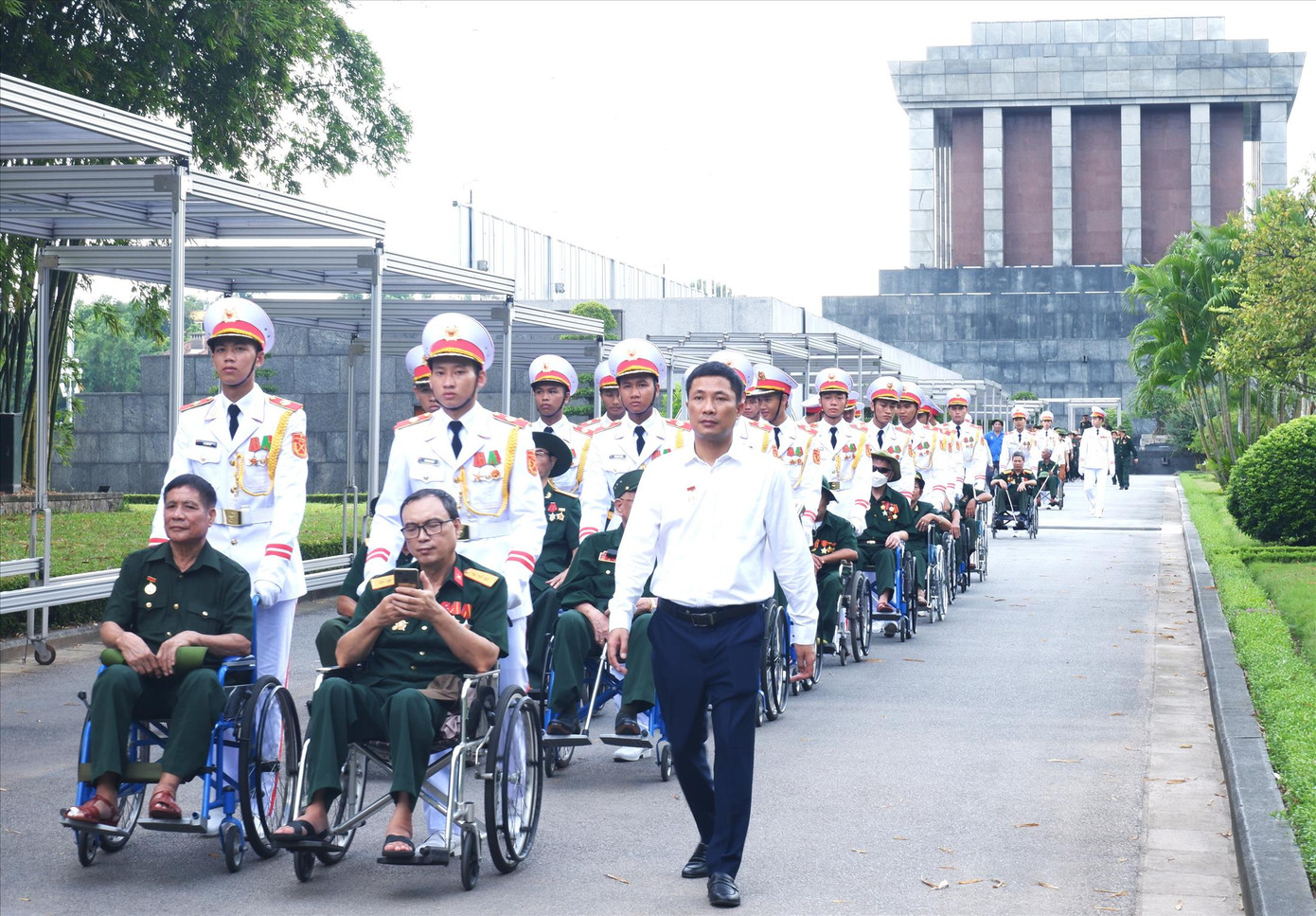 Ông Thắng (người ngồi xe lăn bên trái) về Hà Nội tham dự chương trình “Ánh lửa từ trái tim” do báo Tiền Phong tổ chức tháng 9/2023