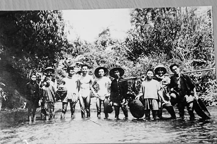 Ảnh các cán bộ báo Tiền Phong và T.Ư Đoàn với thiếu niên địa phương (khoảng năm 1954). Từ phải sang: Nhạc sĩ Phong Nhã, họa sĩ Tôn Đức Lượng (đội mũ), ông Thành (người mặc áo tối màu, đội mũ) - Nhân viên đánh máy cơ quan Trung ương Đoàn vẫn đánh máy bản thảo cho báo Tiền Phong, biên tập viên Lê Quân, liên lạc Mai Văn Hậu; nhân viên Tôn Sơn (đội mũ) Ảnh các cán bộ báo Tiền Phong và T.Ư Đoàn với thiếu niên địa phương (khoảng năm 1954). Từ phải sang: Nhạc sĩ Phong Nhã, họa sĩ Tôn Đức Lượng (đội mũ), ông Thành (người mặc áo tối màu, đội mũ) - Nhân viên đánh máy cơ quan Trung ương Đoàn vẫn đánh máy bản thảo cho báo Tiền Phong, biên tập viên Lê Quân, liên lạc Mai Văn Hậu; nhân viên Tôn Sơn (đội mũ)