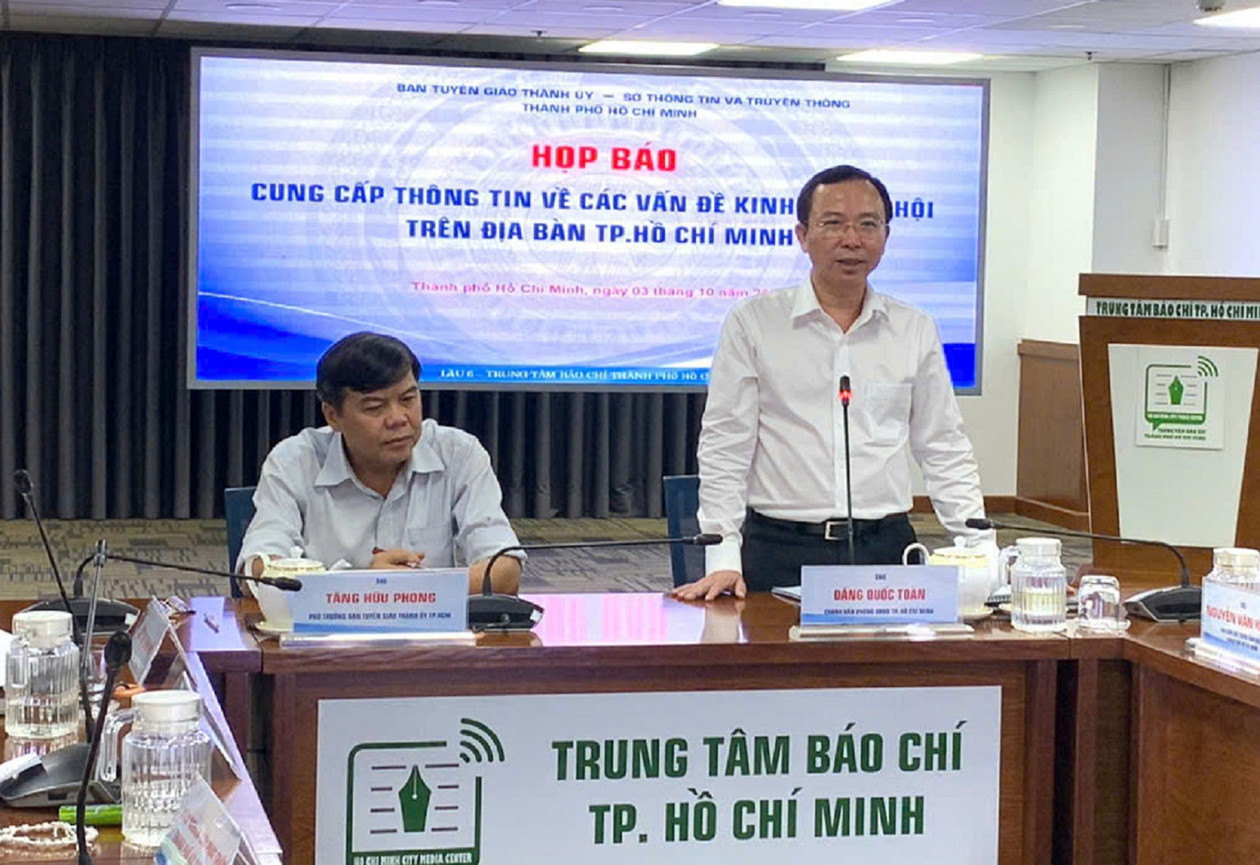 Ông Đặng Quốc Toàn, Chánh văn phòng UBND TPHCM cung cấp thông tin tại cuộc họp báo. Ảnh: Vân Sơn