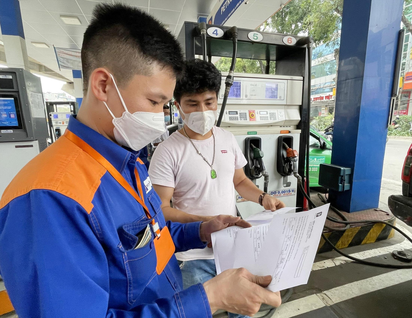 Giảm hoặc bỏ thuế TTÐB đánh lên xăng dầu sẽ góp phần hỗ trợ người dân, doanh nghiệp vượt khó khăn. Ảnh: Quỳnh Nga