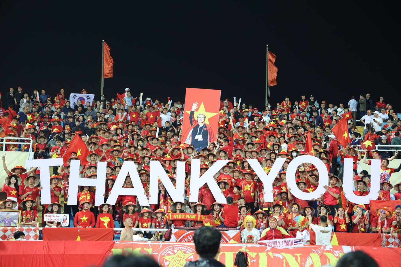 Cổ động viên Việt Nam tri ân HLV Park Hang-seo trong trận chung kết lượt đi AFF Cup 2022 Cổ động viên Việt Nam tri ân HLV Park Hang-seo trong trận chung kết lượt đi AFF Cup 2022