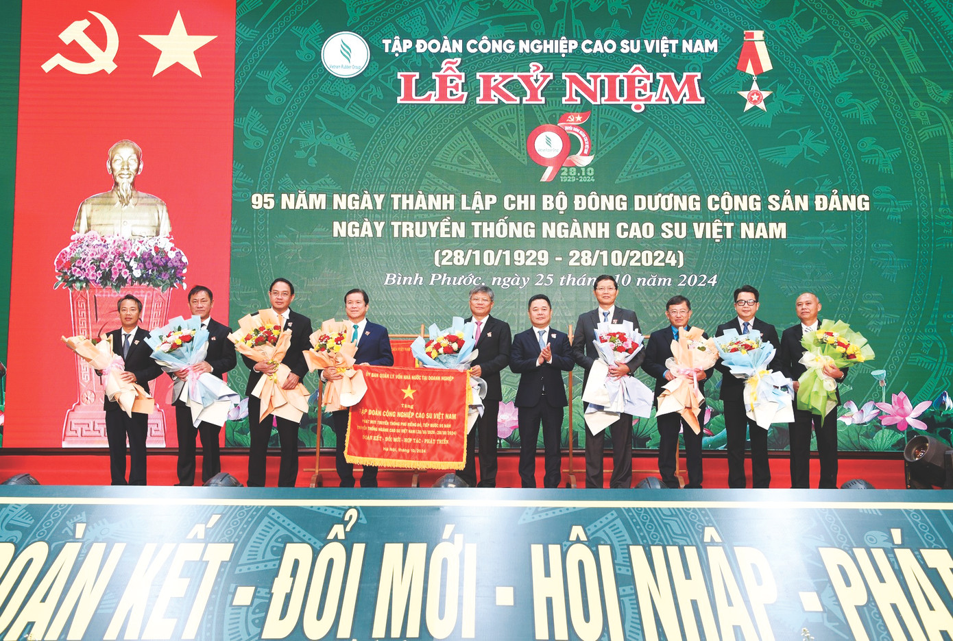 Ông Nguyễn Ngọc Cảnh - Phó chủ tịch Ủy ban Quản lý vốn Nhà nước tại doanh nghiệp tặng trướng lưu niệm cho Lãnh đạo VRG tại Lễ kỷ niệm 95 năm Ngày truyền thống ngành Cao su Việt Nam Ông Nguyễn Ngọc Cảnh - Phó chủ tịch Ủy ban Quản lý vốn Nhà nước tại doanh nghiệp tặng trướng lưu niệm cho Lãnh đạo VRG tại Lễ kỷ niệm 95 năm Ngày truyền thống ngành Cao su Việt Nam