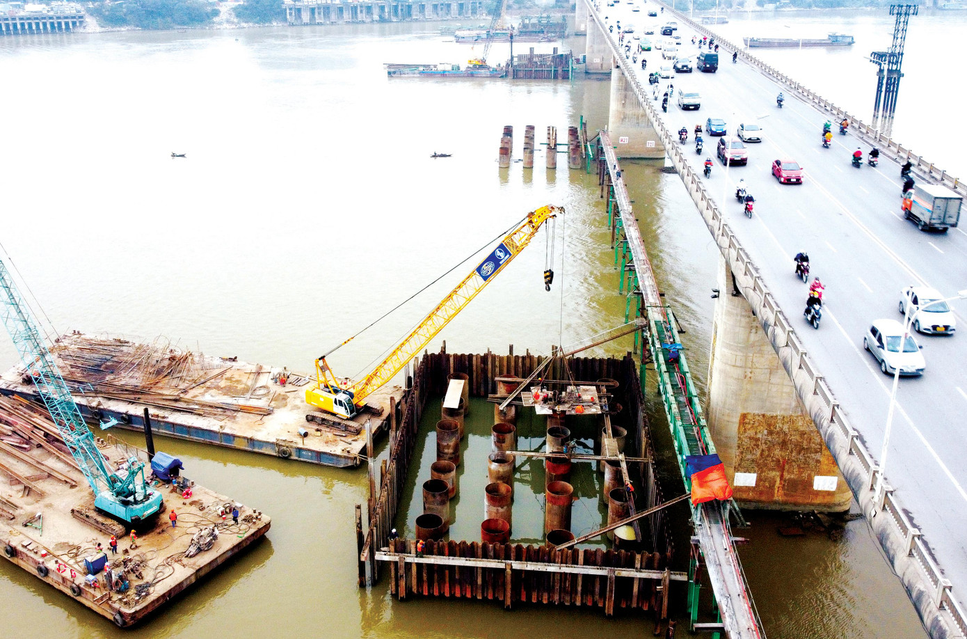 Dựng ống và vách ngăn nước để đổ trụ cầu Vĩnh Tuy 2 vượt sông Hồng