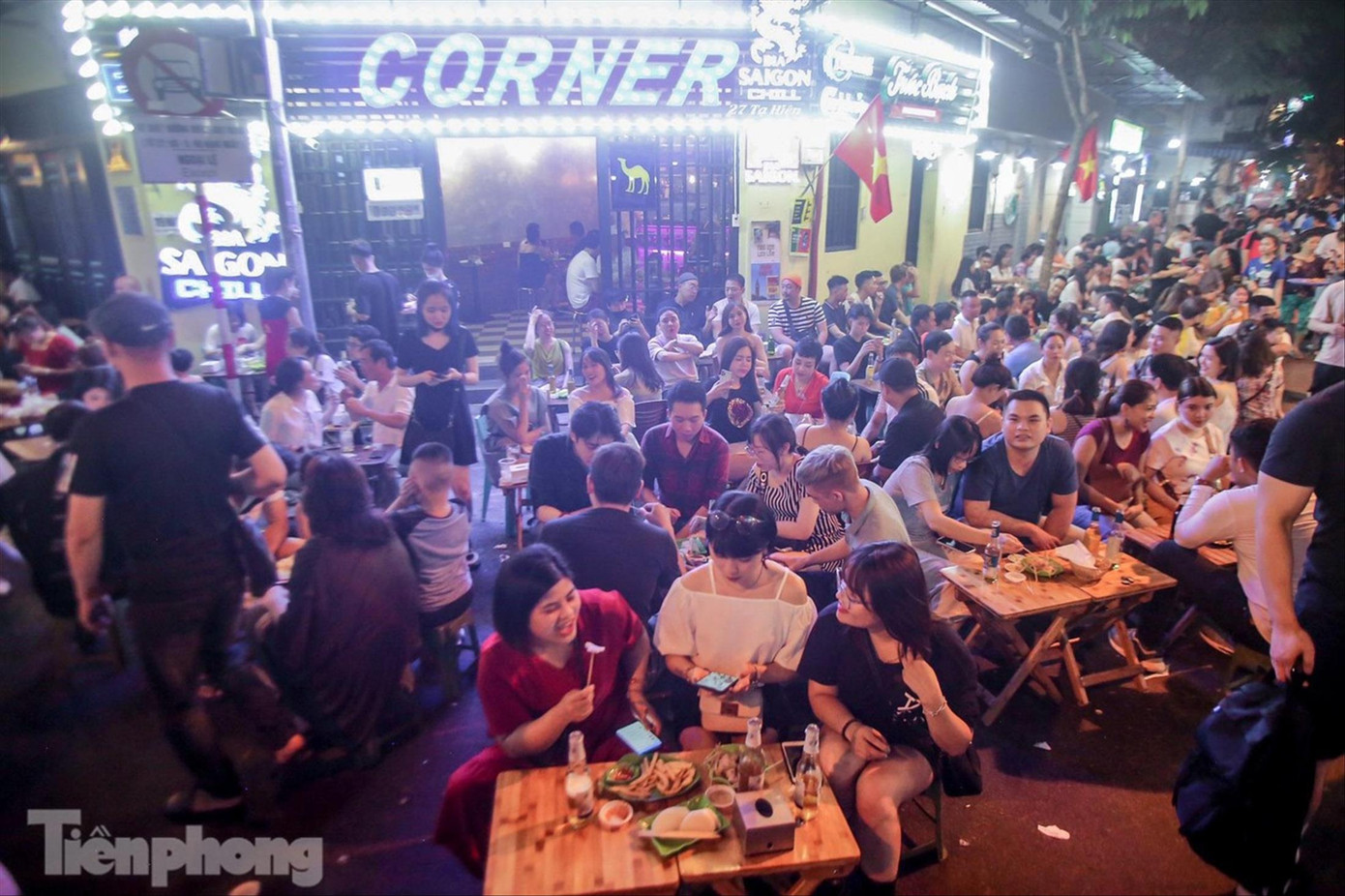 Phố Tạ Hiện được coi là khu ăn chơi giải trí đêm của Hà Nội. Ảnh: Duy Phạm