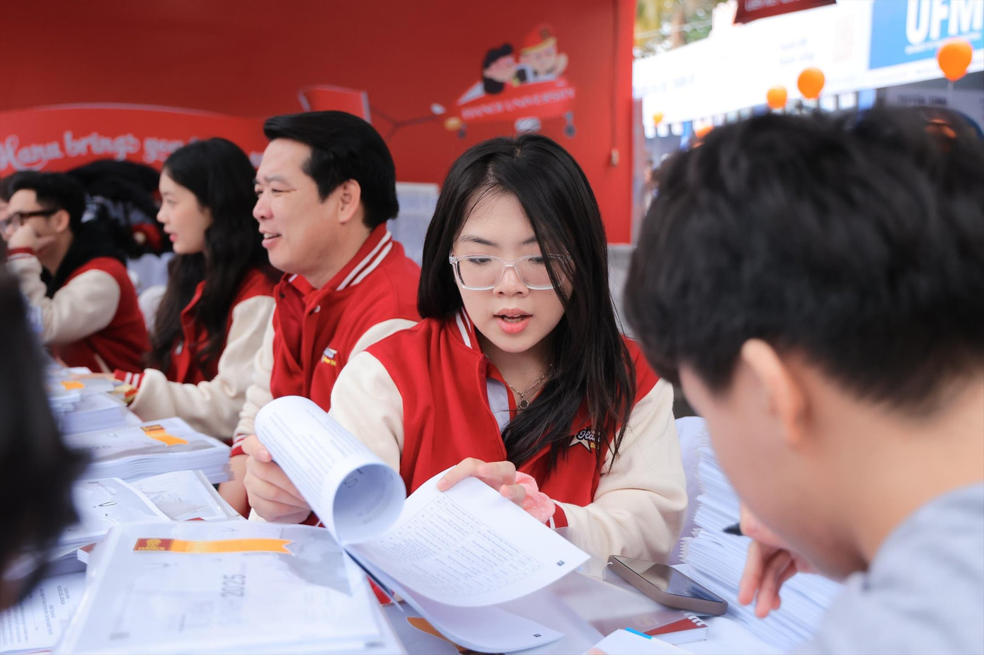 Trường ĐH thông tin tuyển sinh năm 2025 tới thí sinh. Ảnh: HOA BAN