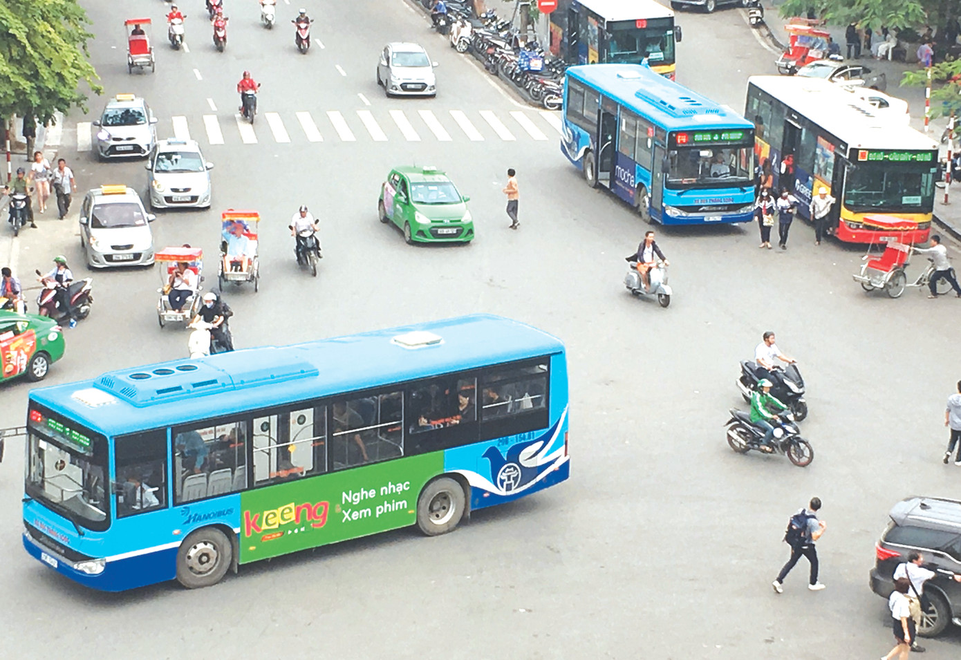 Xe buýt có trợ giá hoạt động trên đường phố Hà Nội