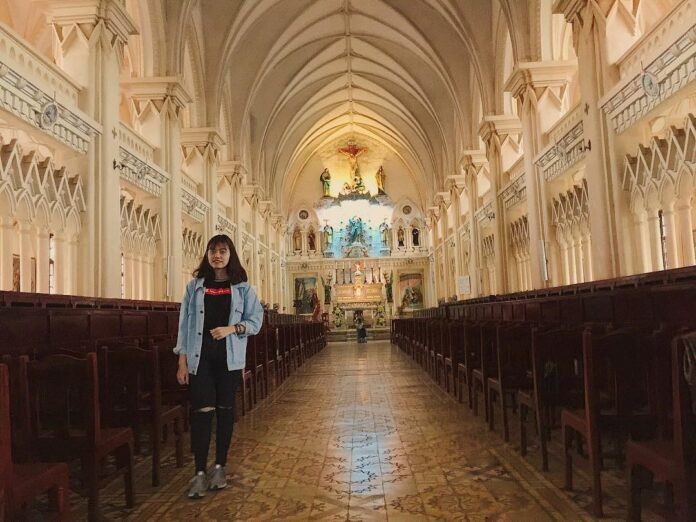 Bên trong thánh đường Châu Sơn