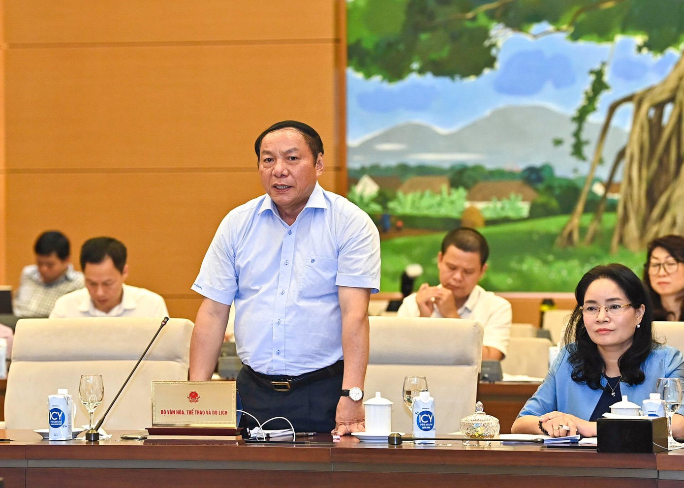 Bộ trưởng Bộ VHTT&amp;DL Nguyễn Văn Hùng phát biểu tiếp thu ý kiến tại phiên họp. Ảnh: Như Ý