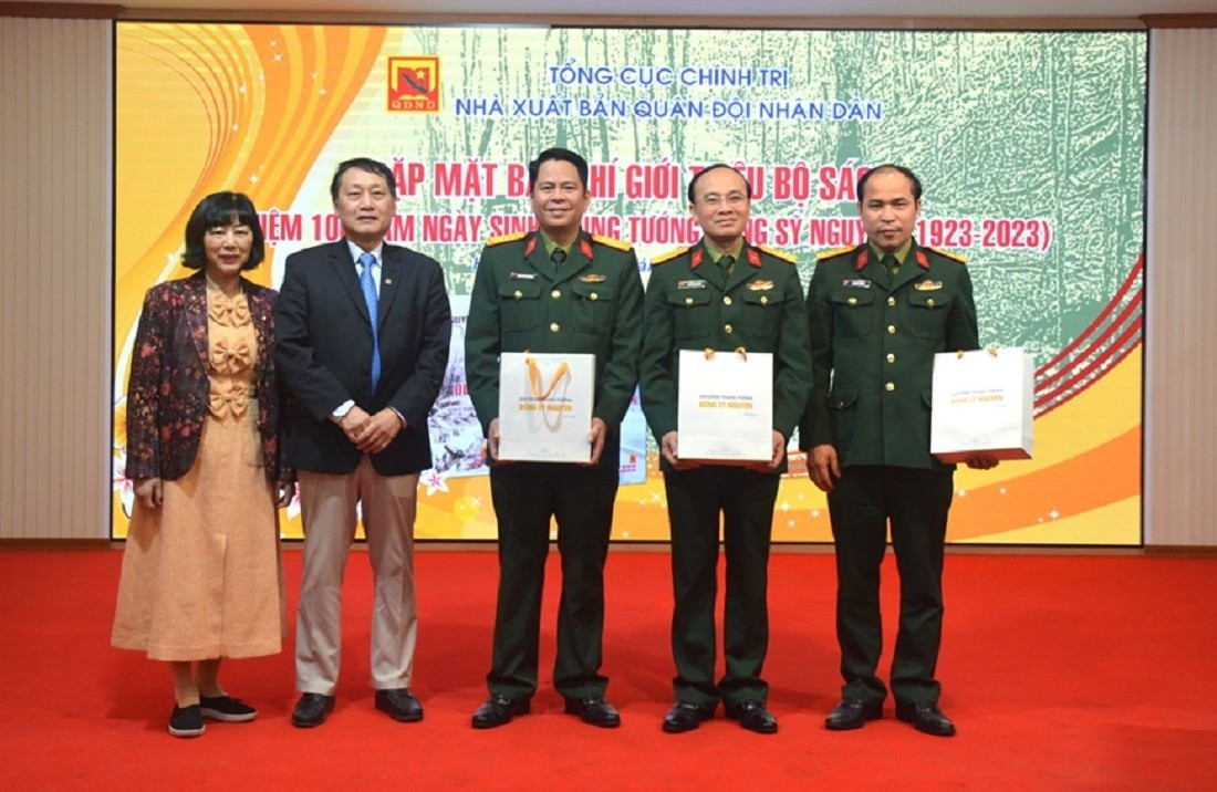 Con gái và trưởng nam của Trung tướng Đồng Sỹ Nguyên trong sự kiện ra mắt sách về bố (từ trái qua)