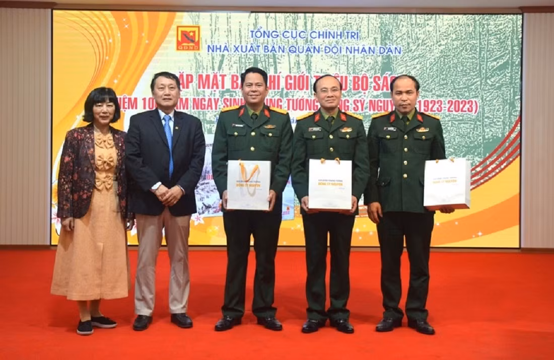Con gái và trưởng nam của Trung tướng Đồng Sỹ Nguyên trong sự kiện ra mắt sách về bố (từ trái qua) Con gái và trưởng nam của Trung tướng Đồng Sỹ Nguyên trong sự kiện ra mắt sách về bố (từ trái qua)