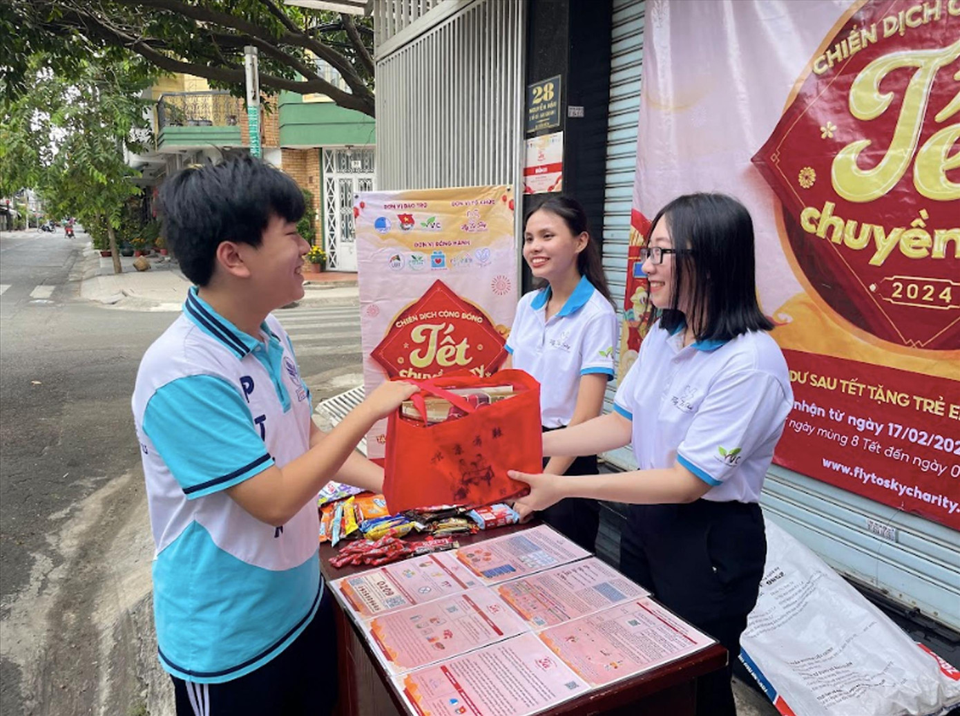 Các tình nguyện viên chiến dịch “Tết chuyền tay” tại TPHCM đón nhận nguồn lực ủng hộ chương trình. Ảnh: NVCC