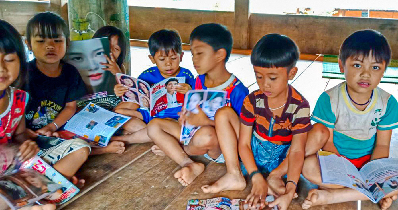 Các em nhỏ và “thư viện” nơi nhà gươl, thôn Glao, xã Ga Ry cùng những cuốn sách, truyện, ấn phẩm của chuyên trang báo Tiền Phong. Ảnh: Bhling Ðôn Các em nhỏ và “thư viện” nơi nhà gươl, thôn Glao, xã Ga Ry cùng những cuốn sách, truyện, ấn phẩm của chuyên trang báo Tiền Phong. Ảnh: Bhling Ðôn