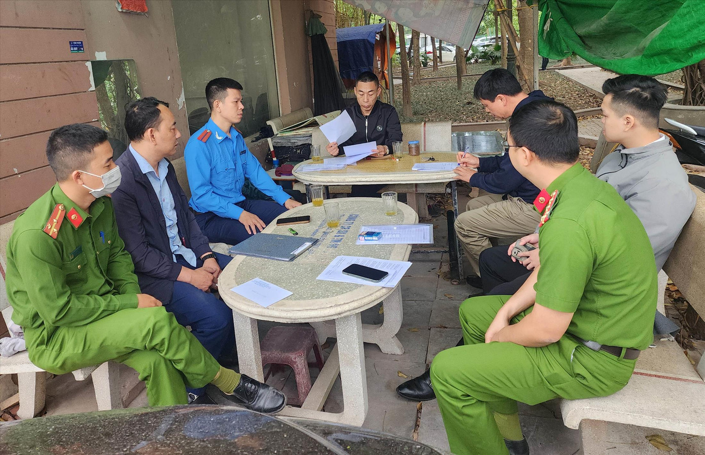 Lực lượng chức năng lập biên bản với đơn vị quản lý bãi xe tại Linh Đàm vi phạm quy định Lực lượng chức năng lập biên bản với đơn vị quản lý bãi xe tại Linh Đàm vi phạm quy định