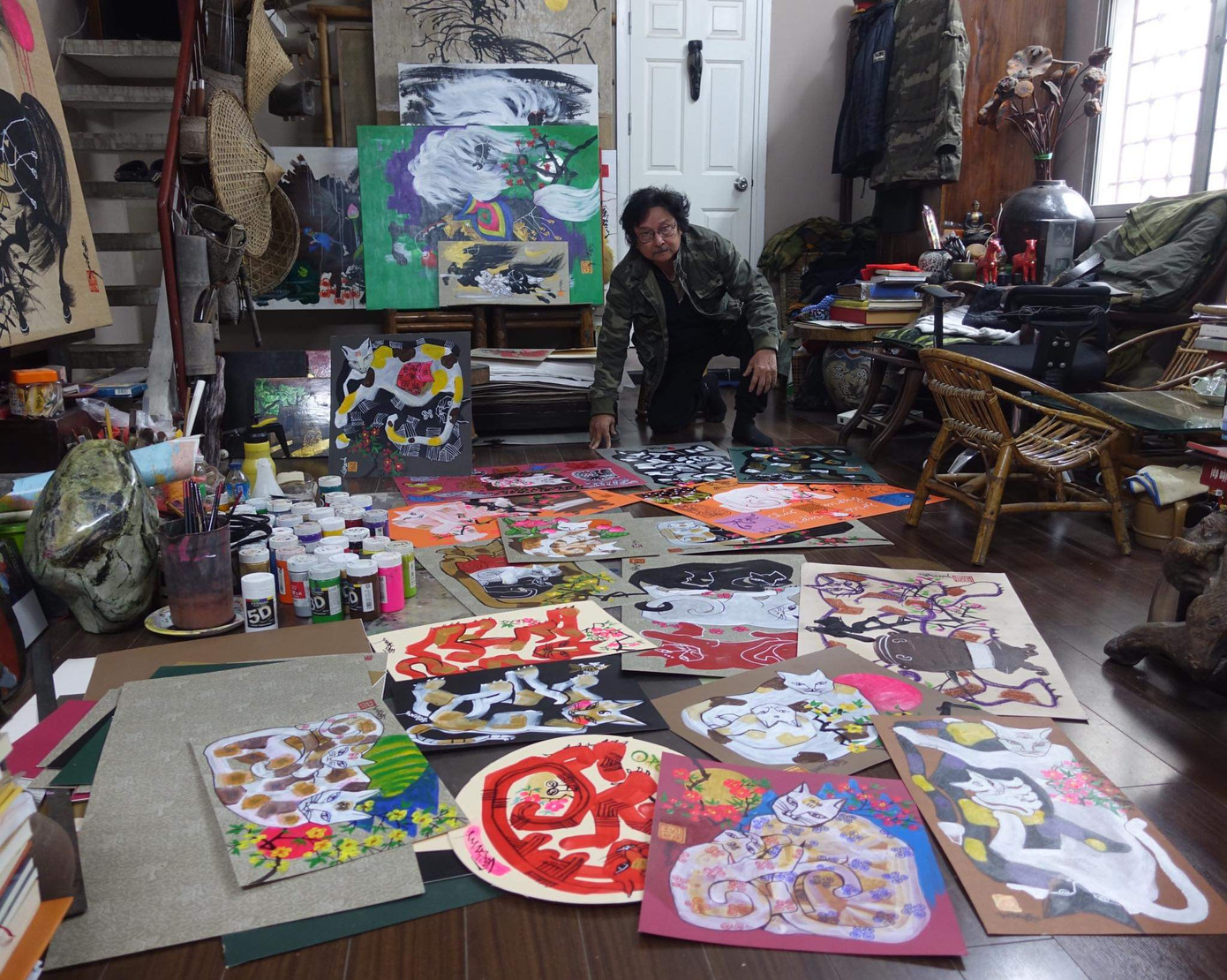 Họa sĩ Lê Trí Dũng bận rộn mùa Tết.