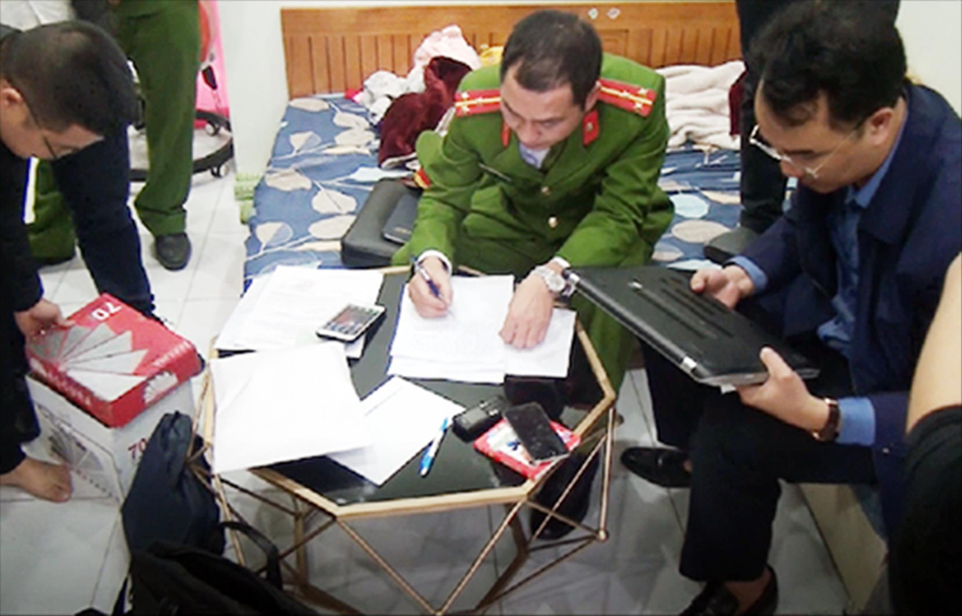 Cơ quan điều tra khám xét, làm việc với đối tượng liên quan trong vụ án 1.300GB dữ liệu. Ảnh: Công an cung cấp Cơ quan điều tra khám xét, làm việc với đối tượng liên quan trong vụ án 1.300GB dữ liệu. Ảnh: Công an cung cấp