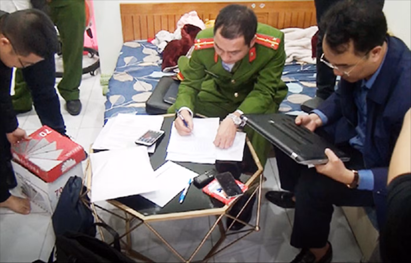 Cơ quan điều tra khám xét, làm việc với đối tượng liên quan trong vụ án 1.300GB dữ liệu. Ảnh: Công an cung cấp