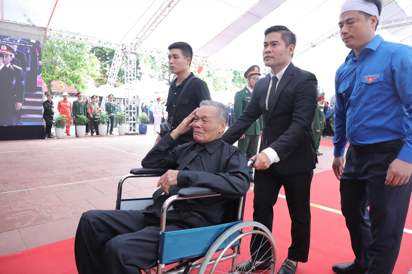 Ông Vương Khắc Duy (85 tuổi, ngồi xe lăn) đến viếng Tổng Bí thư Ông Vương Khắc Duy (85 tuổi, ngồi xe lăn) đến viếng Tổng Bí thư