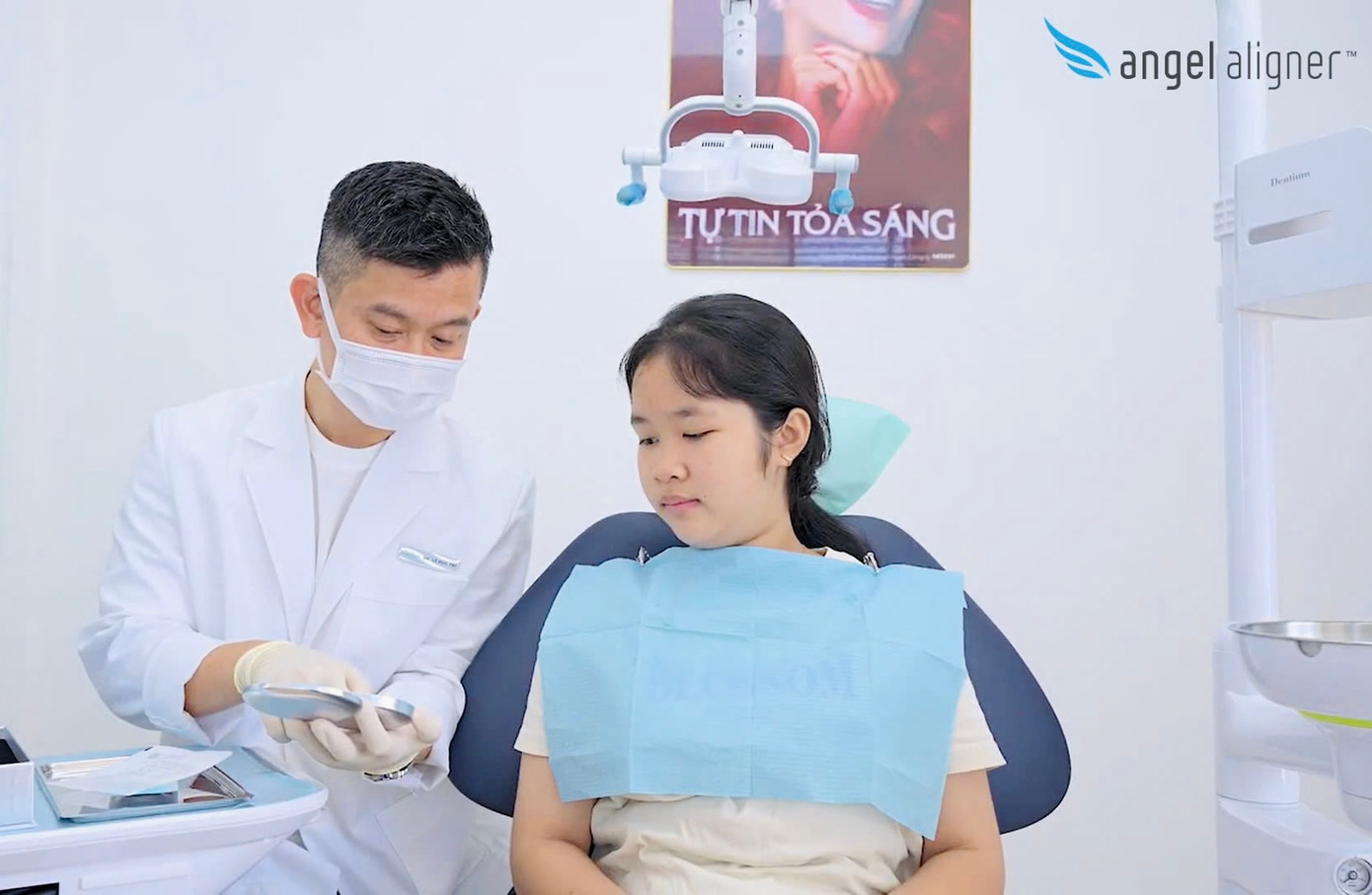 Bác sĩ đang tư vấn cho khách hàng để làm niềng răng