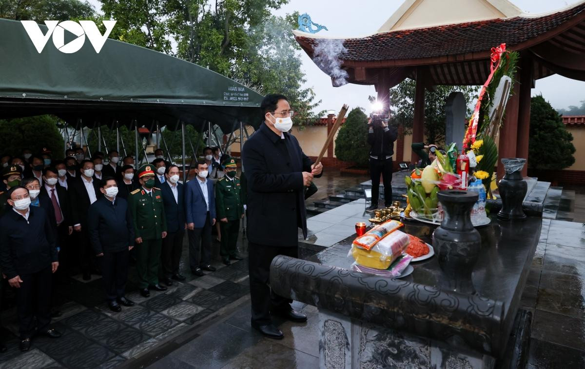 Thủ tướng Chính phủ Phạm Minh Chính dâng hương tại Ðài tưởng niệm các Anh hùng, Liệt sỹ Pò Hèn ở thành phố Móng Cái (Quảng Ninh), tháng 1/2022. Ảnh: VOV