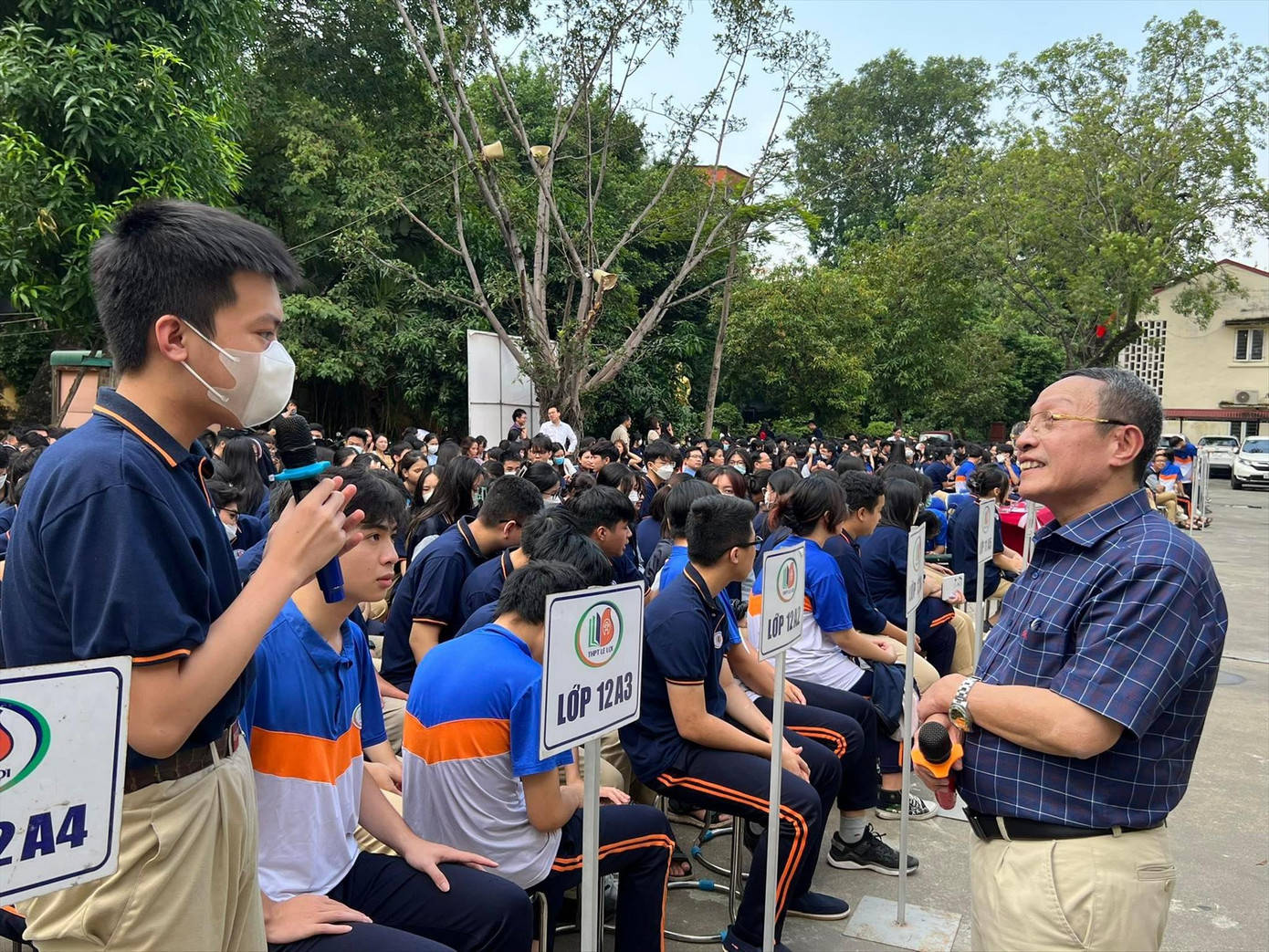 Học sinh đặt câu hỏi, trao đổi trong buổi đối thoại