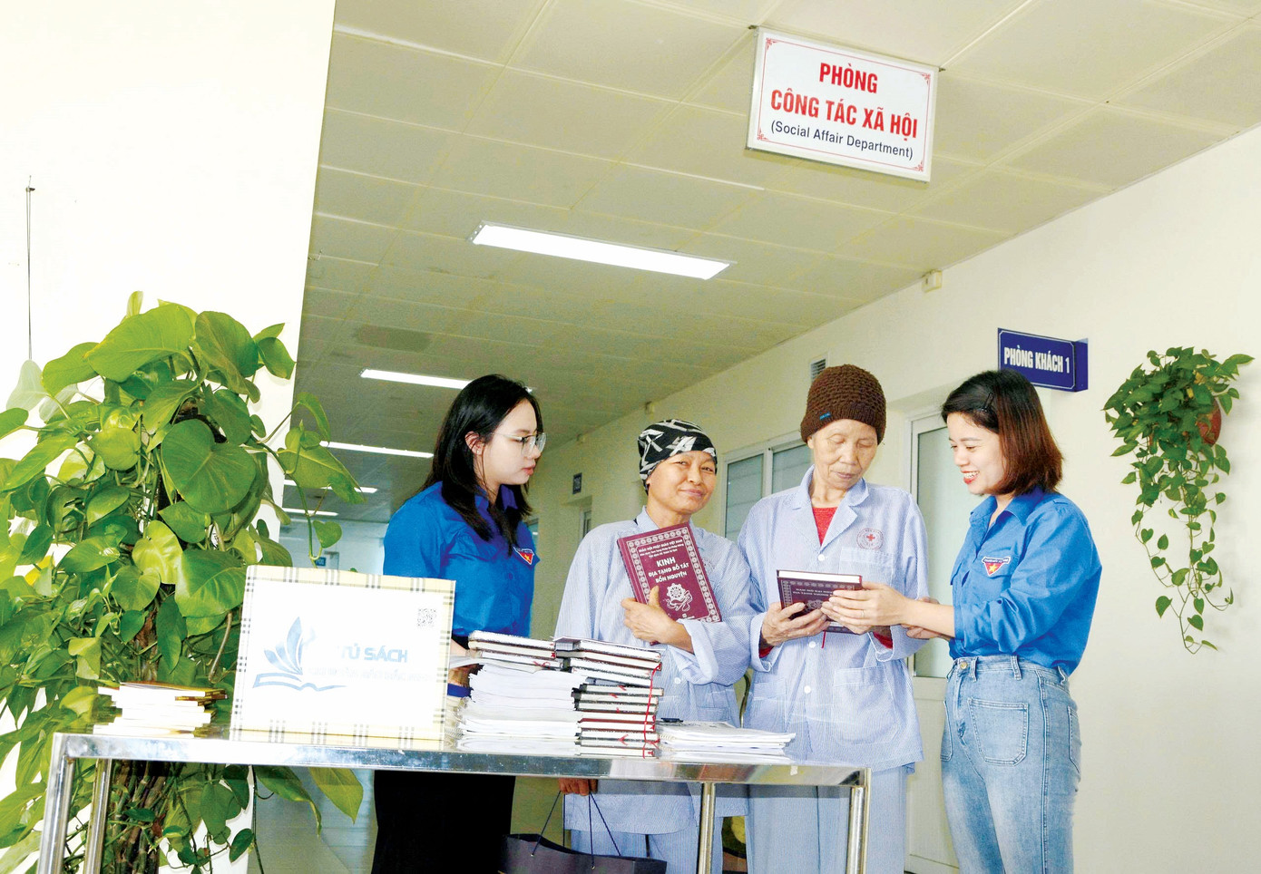 Chi đoàn báo Bắc Ninh tặng sách cho bệnh nhân
