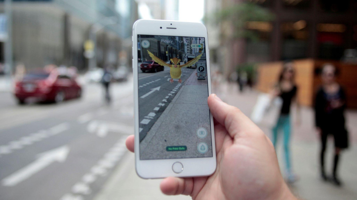 Trò chơi Pokemon Go cho phép người chơi bắt những con vật ảo trên điện thoại