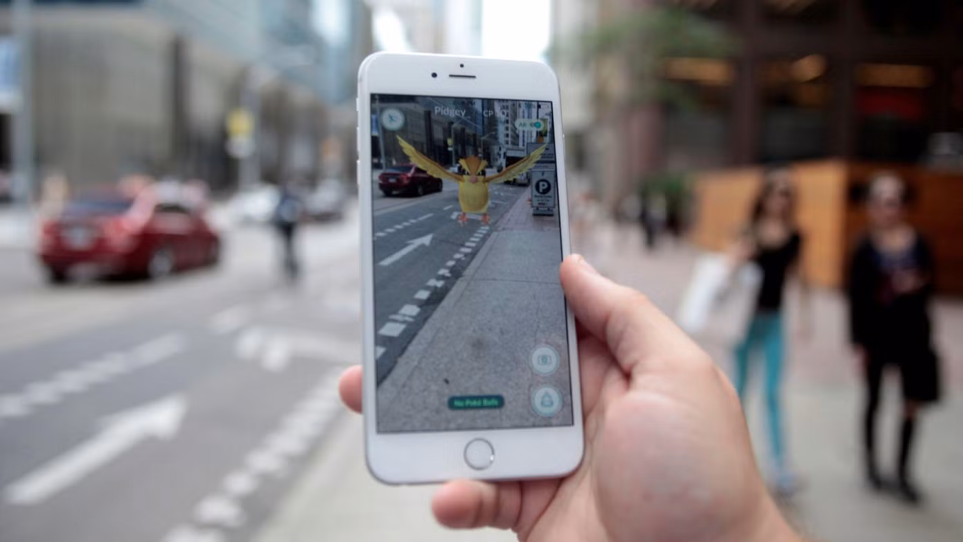 Trò chơi Pokemon Go cho phép người chơi bắt những con vật ảo trên điện thoại
