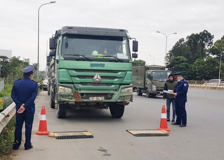 Thanh tra giao thông kiểm soát xe tải, xe chở hàng hóa. Ảnh: A.Trọng Thanh tra giao thông kiểm soát xe tải, xe chở hàng hóa. Ảnh: A.Trọng