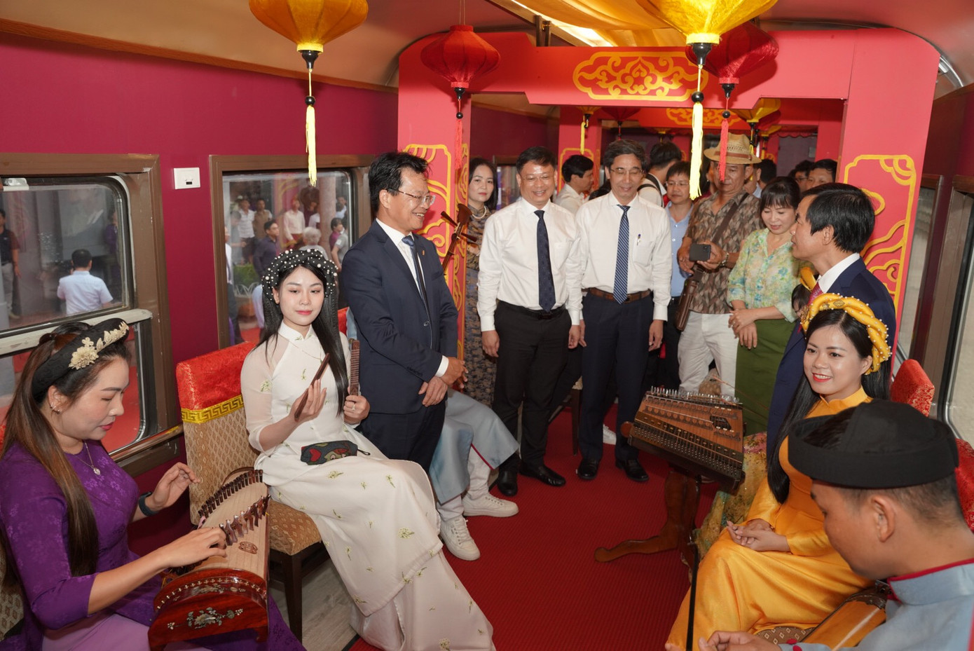 Các chuyến tàu giờ không chỉ đưa hành khách từ điểm A đến điểm B mà còn là sự trải nghiệm hấp dẫn, thú vị. Ảnh: PV Các chuyến tàu giờ không chỉ đưa hành khách từ điểm A đến điểm B mà còn là sự trải nghiệm hấp dẫn, thú vị. Ảnh: PV