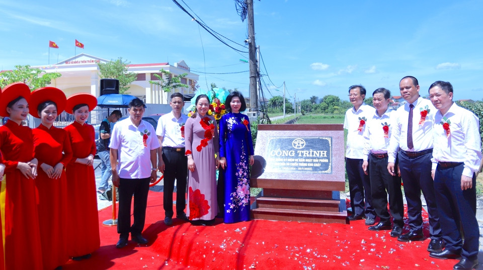 Phó Chủ tịch Thường trực HĐND TP Hà Nội Phùng Thị Hồng Hà và lãnh đạo Huyện ủy - UBND huyện Ứng Hòa dự lễ gắn biển nhiều công trình đường nối từ Tỉnh lộ 426 với đường trục phát triển phía Nam Thủ đô Hà Nội