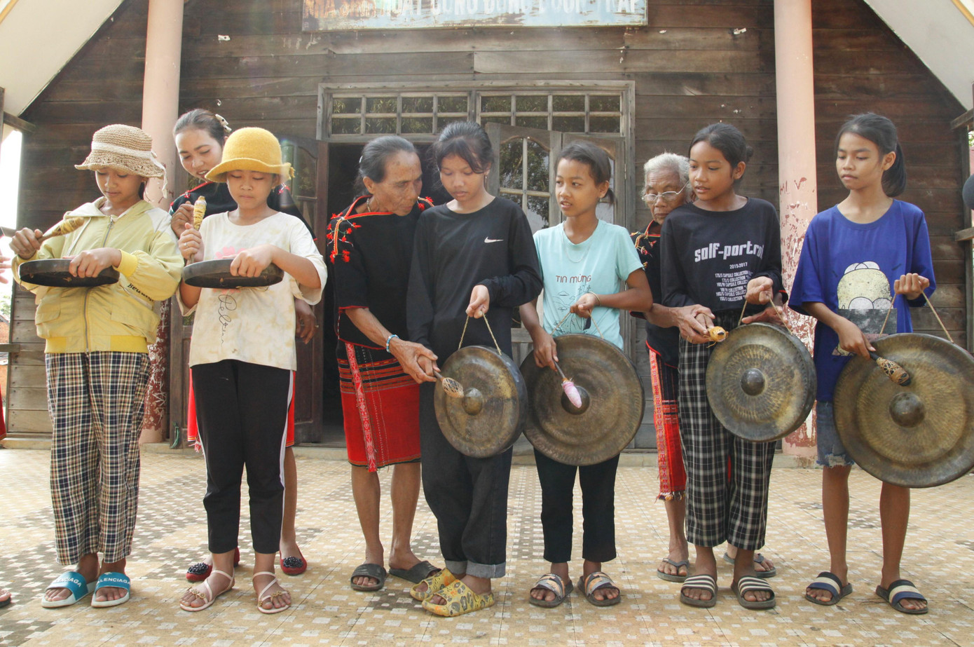Lớp truyền dạy đánh chiêng Jhô của người Ê Ðê Bih