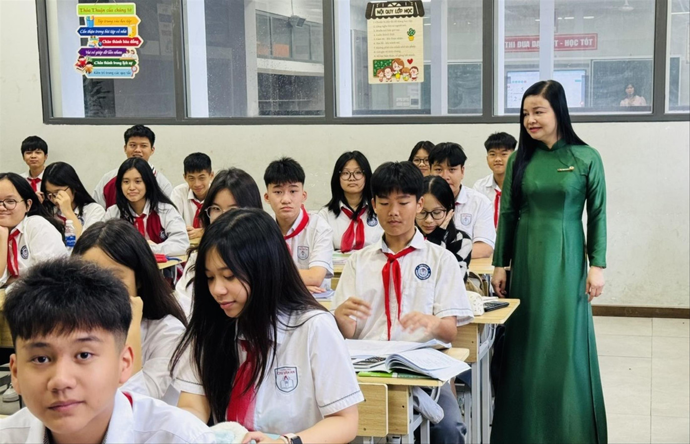 Buổi lên lớp của giáo viên trường trung học cơ sở. Ảnh: Nghiêm Huê