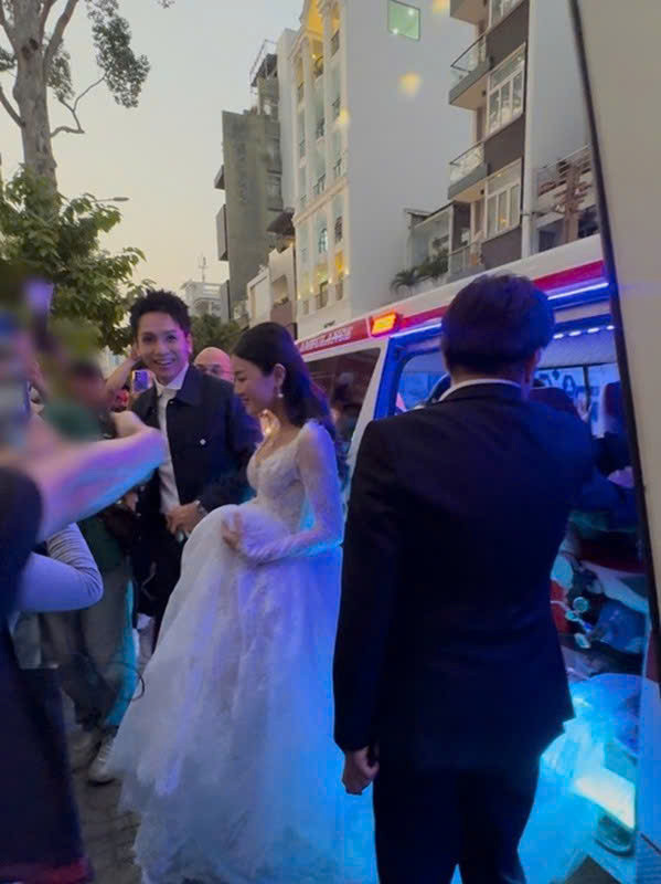 Nghệ sĩ hào hứng đến lễ ra mắt phim bằng phương tiện độc